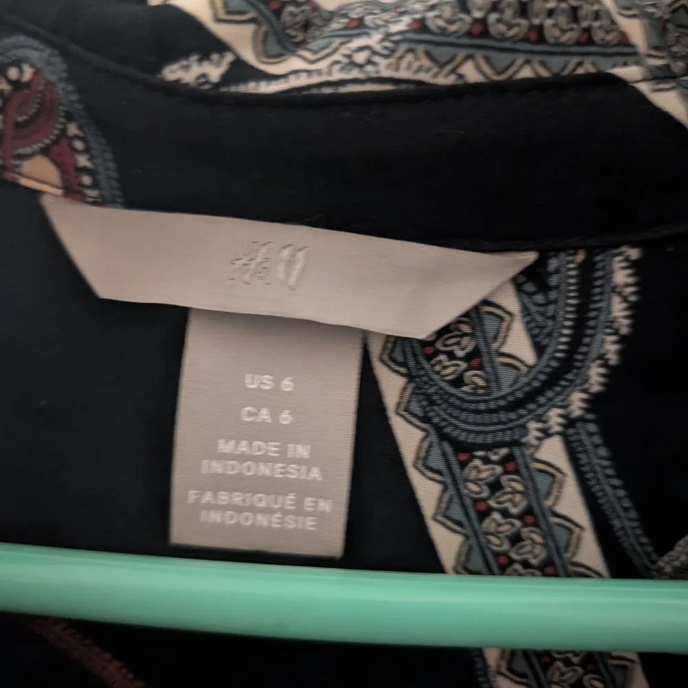 2/22$ H&M Black and Blue Paisley Blouse - Picture 4 of 4